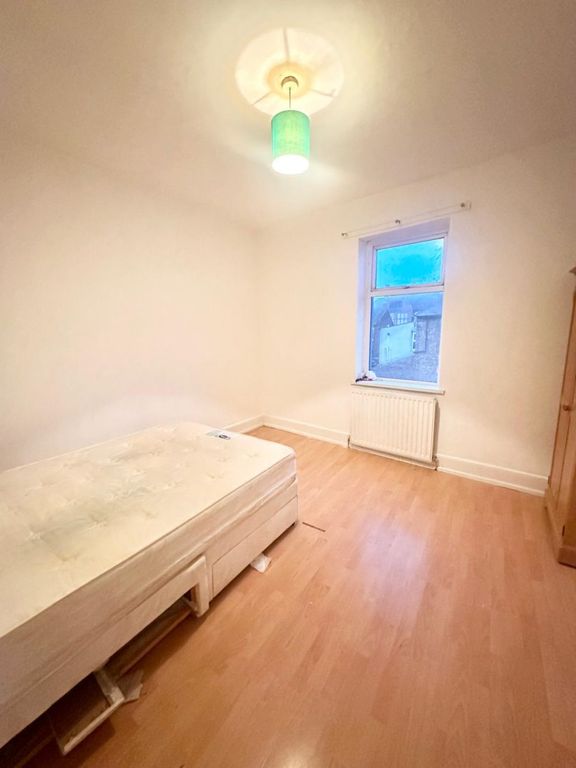 Property photo 1 of 5 3 Bed Part Furnished Flat