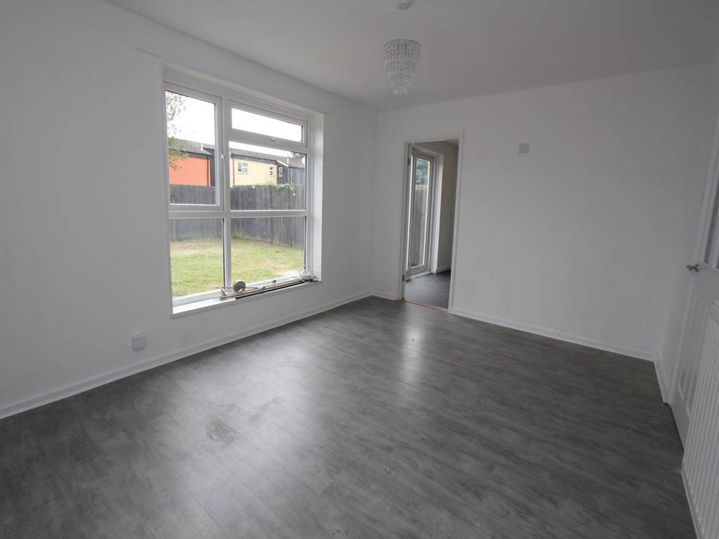 Property photo 3 of 15 Living Room i