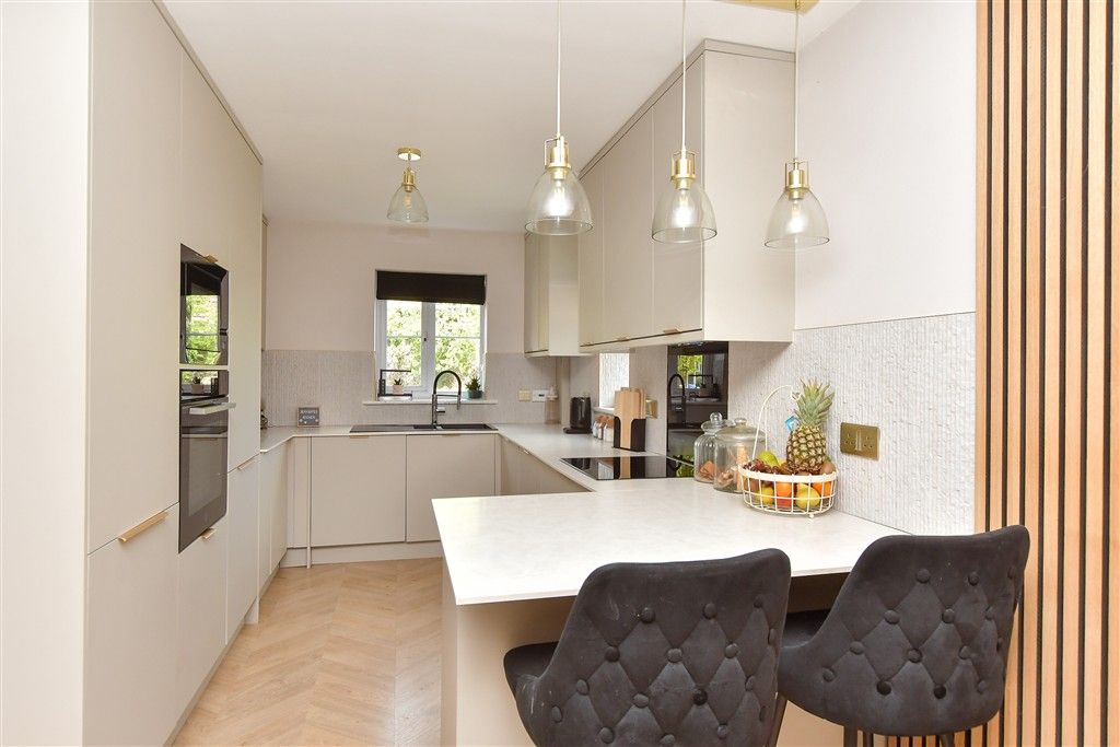Property photo 1 of 12 Kitchen/Breakfast Area