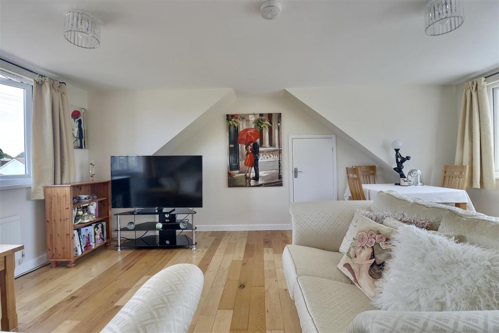 Property photo 2 of 18 D76700F3-5B29-40A7-A795-Bd3C341Fa073_1_201_A.Jpeg