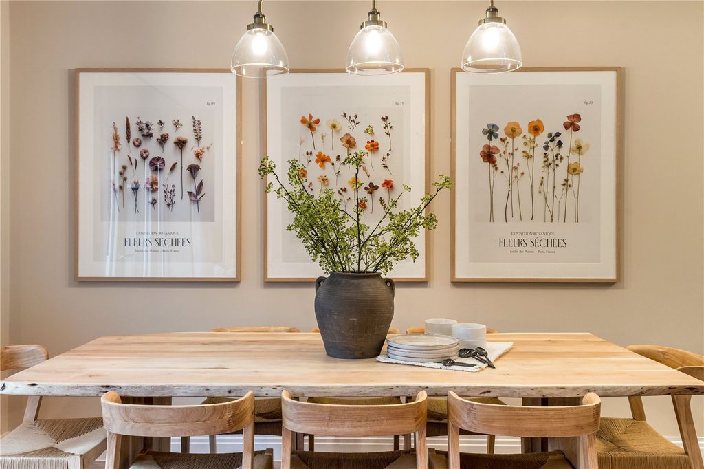 Property photo 3 of 10 Dining Area