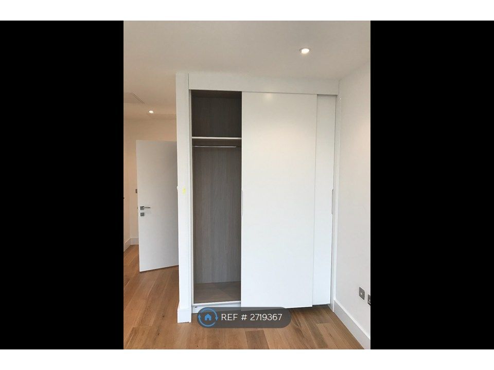 Property photo 3 of 8 Fitted Wardrobe