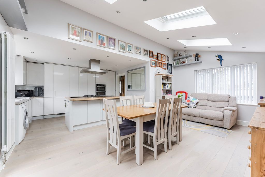 Property photo 3 of 25