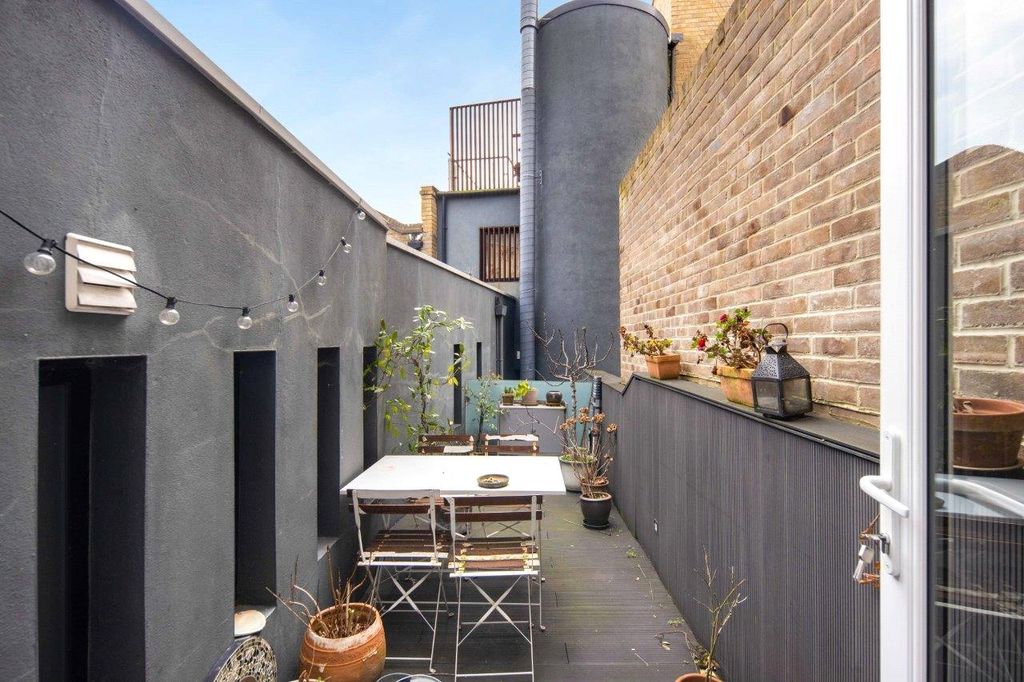 Property photo 2 of 24 Terrace