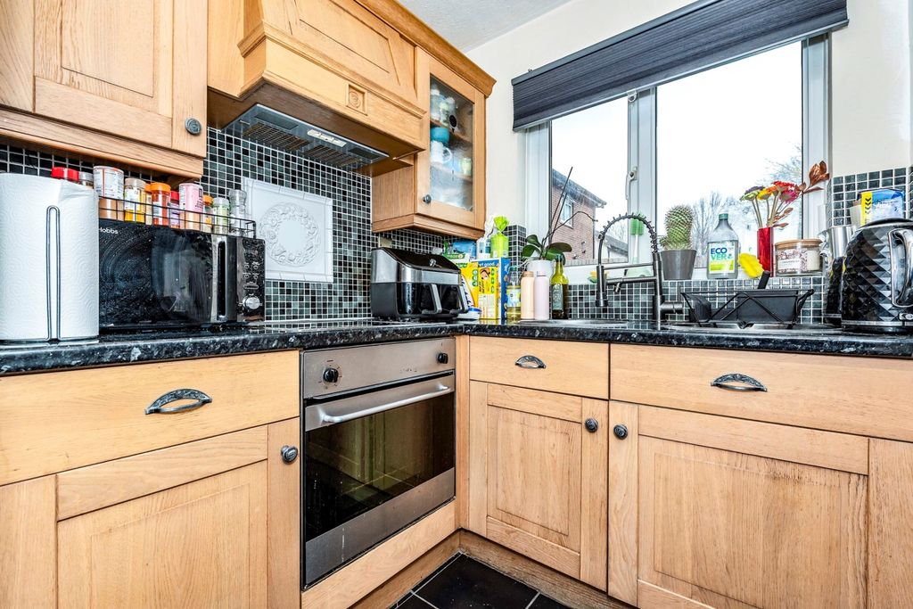 Property photo 2 of 10 Kitchen