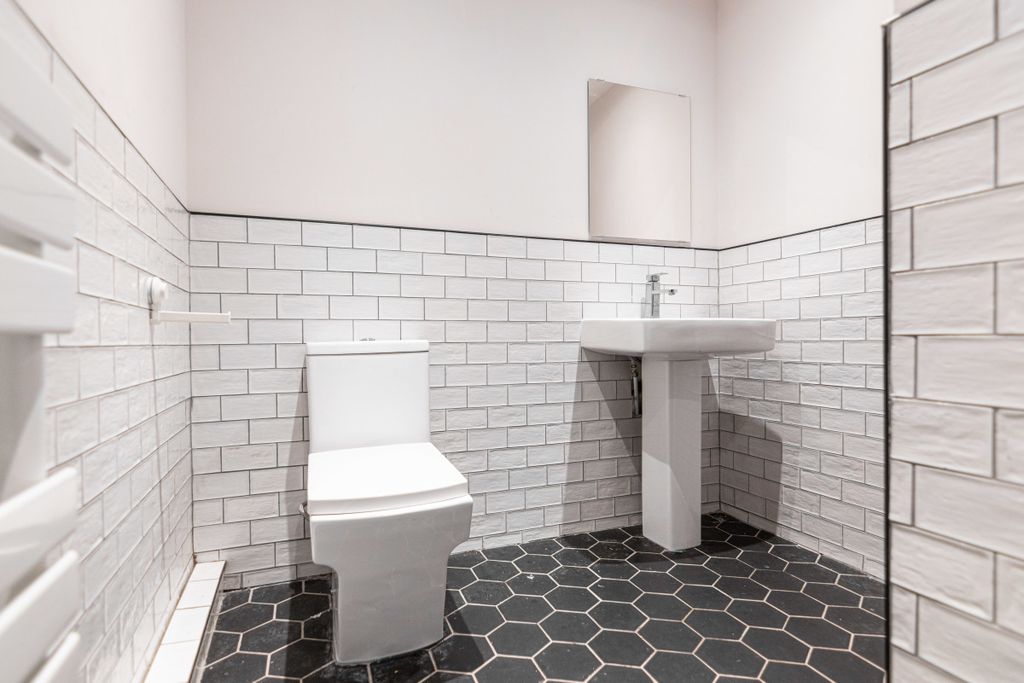 Property photo 3 of 10 30Ar Bathroom