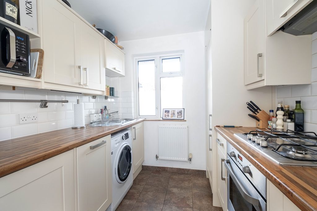 Property photo 2 of 10 2-Park-Close-0005...