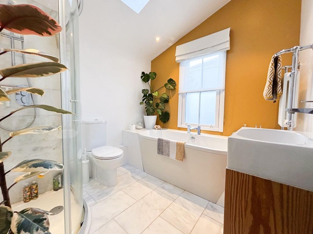 Property photo 3 of 23 Bathroom