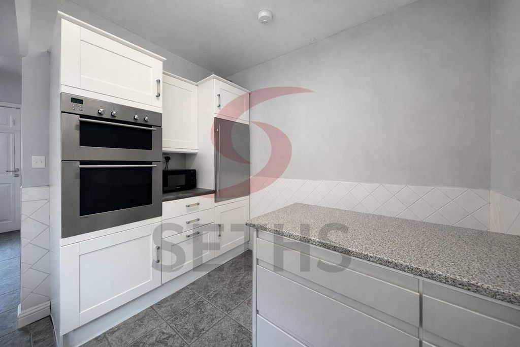 Property photo 3 of 6 Kitchen