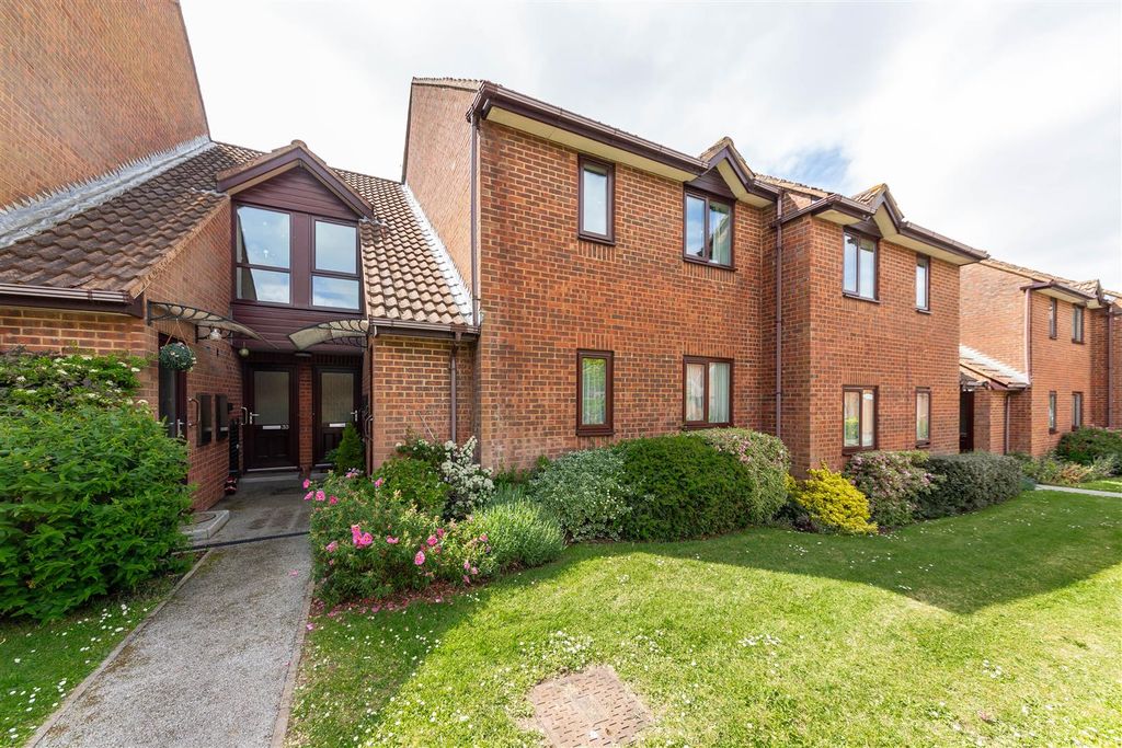 Property photo 1 of 16 32 Fallodon Court (1).Jpg