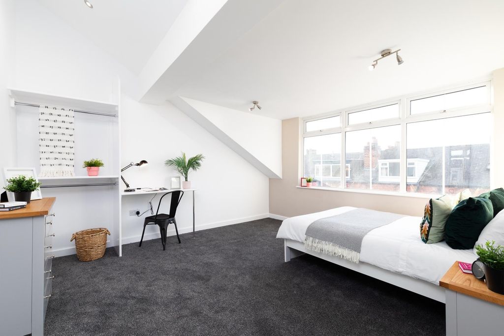 Property photo 2 of 15 Bright, Freshly Decorated Bedroom With Large Windo...