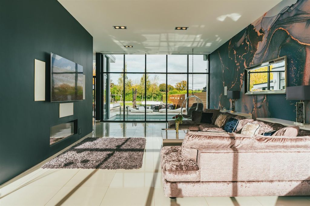 Property photo 2 of 49 Lounge