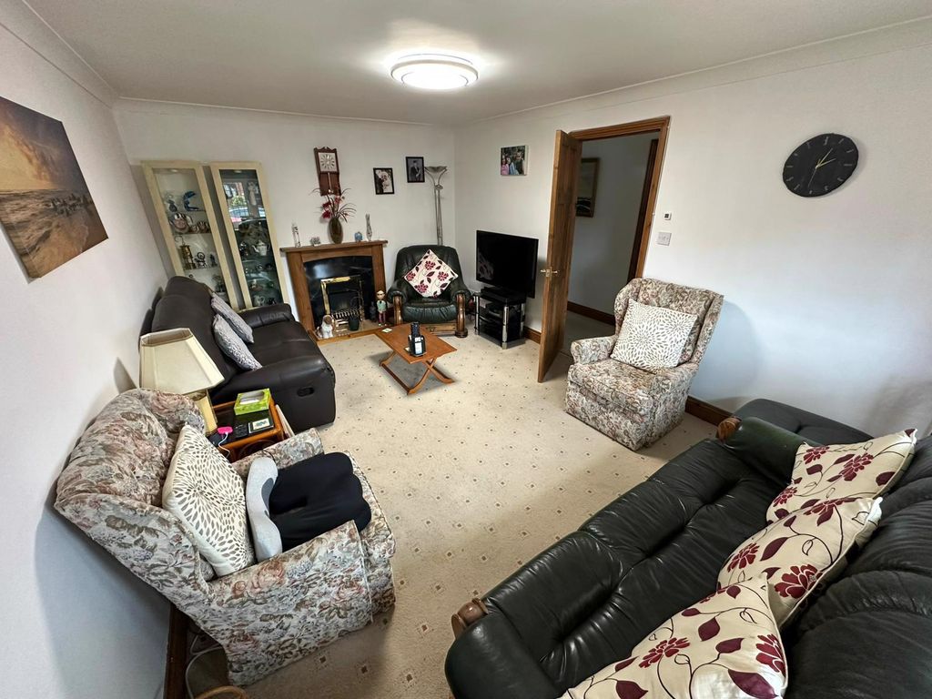 Property photo 3 of 15 Lounge