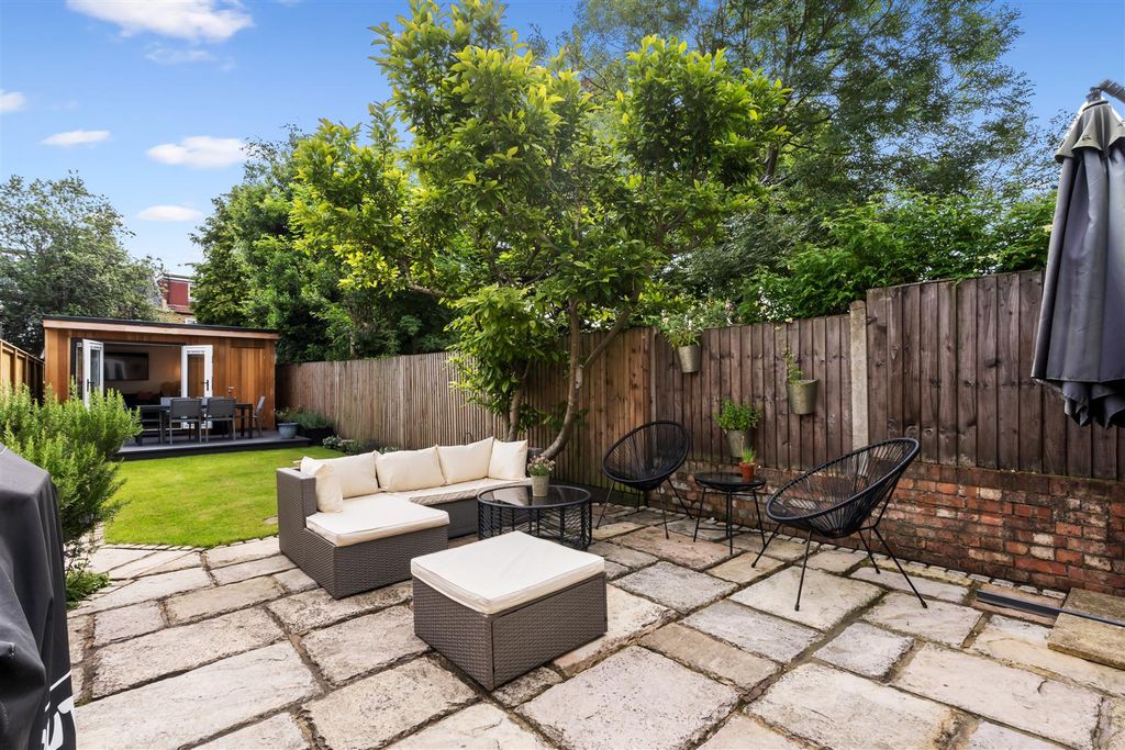 Property photo 2 of 12 Garden