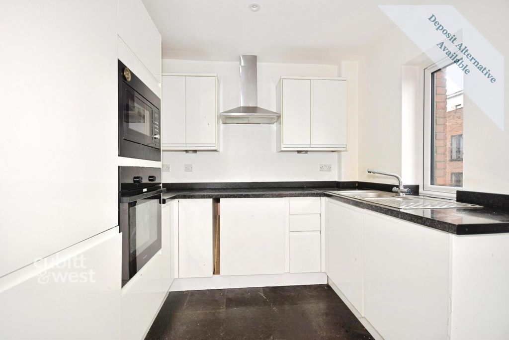 Property photo 3 of 11 Kitchen