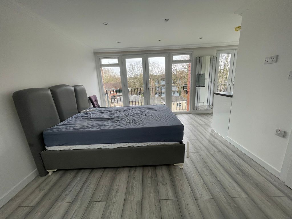 Property photo 1 of 9 Photo 5