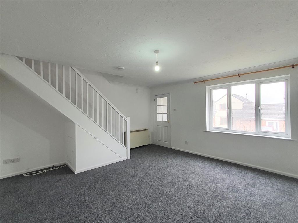 Property photo 2 of 13 97 Kingsley Court Lounge