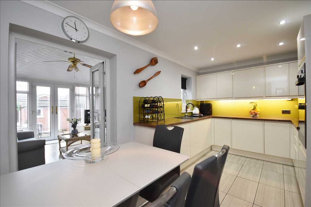 Property photo 2 of 25