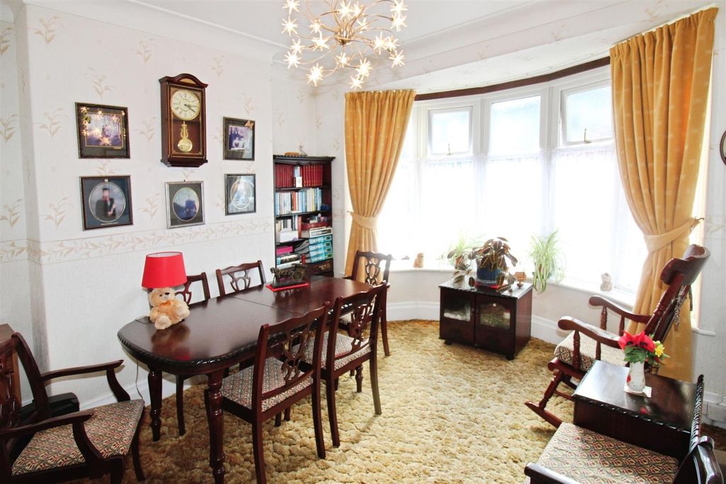 Property photo 3 of 19 Lounge