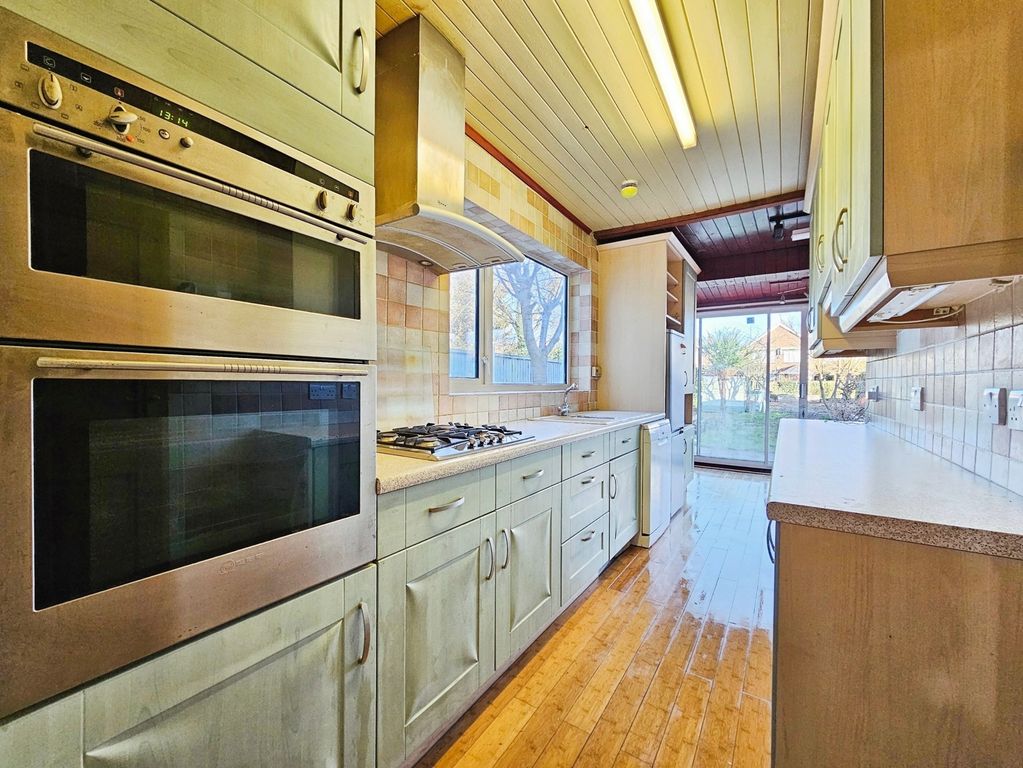 Property photo 3 of 17 Kitchen