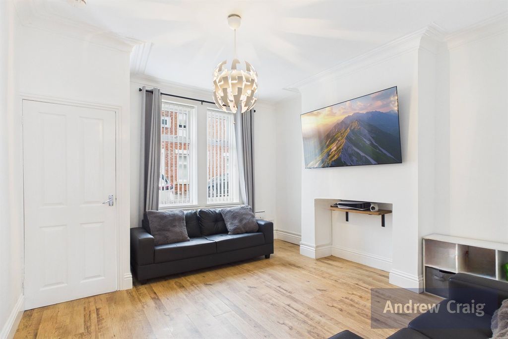 Property photo 2 of 19 Lounge