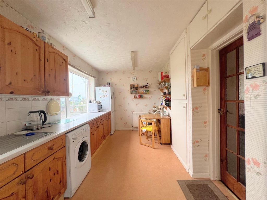Property photo 3 of 14 Kitchen/Diner
