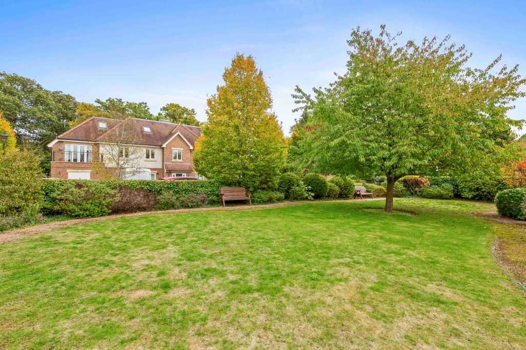 Property photo 2 of 18 9 Bisham House, Sl7 1Fq (Low Res)-15