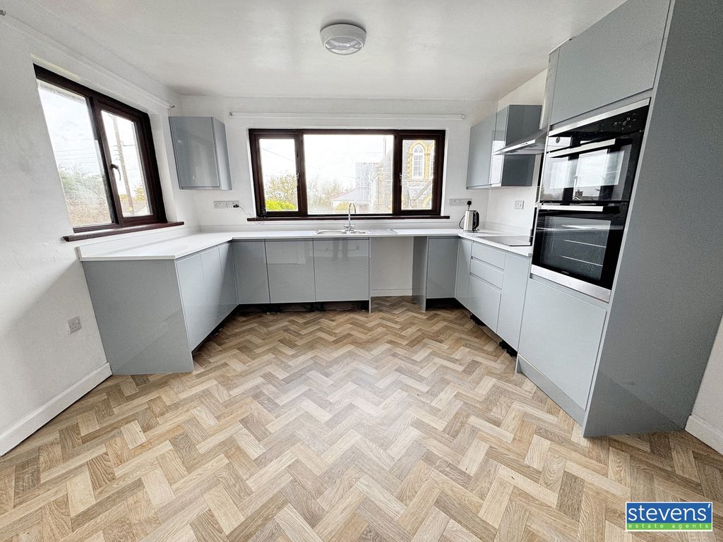 Property photo 3 of 15 Image00014