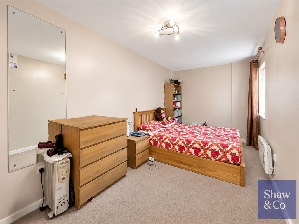 Property photo 3 of 8 Bed1-.Png