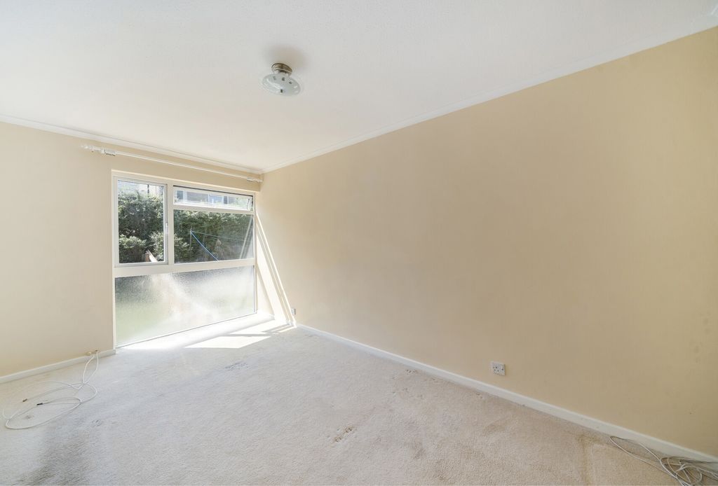 Property photo 3 of 12 1336954-13-689B46...