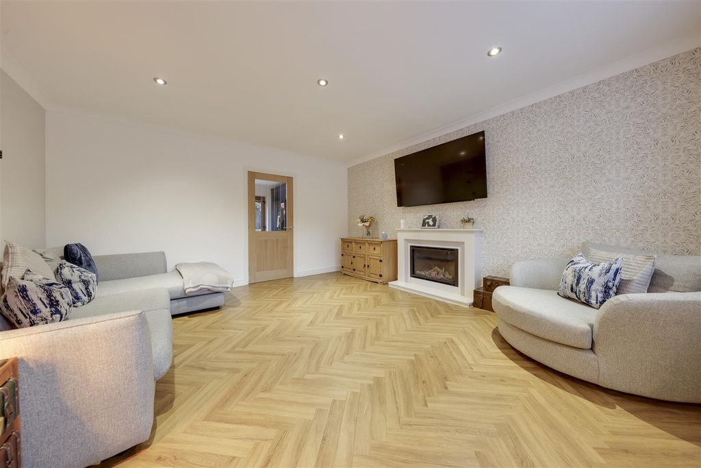 Property photo 2 of 19 Lounge