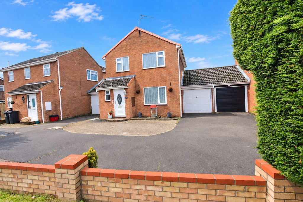 Property photo 1 of 17 Purley Way, Clacton On Sea, Co16 8Yx