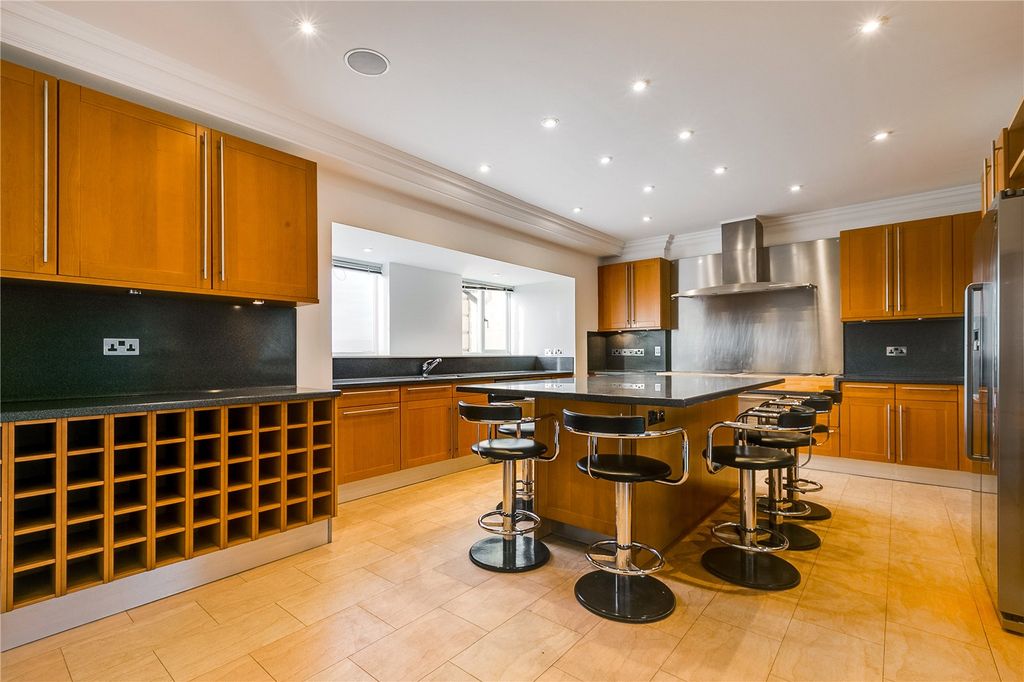 Property photo 3 of 7 Kitchen