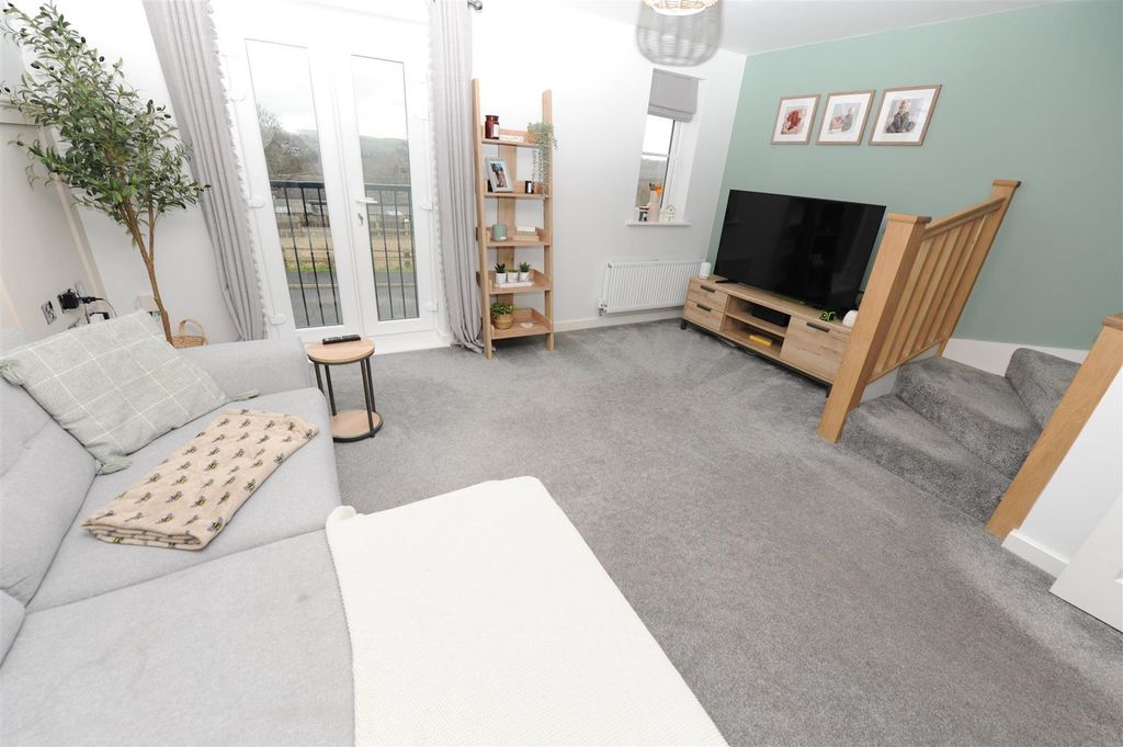 Property photo 2 of 25