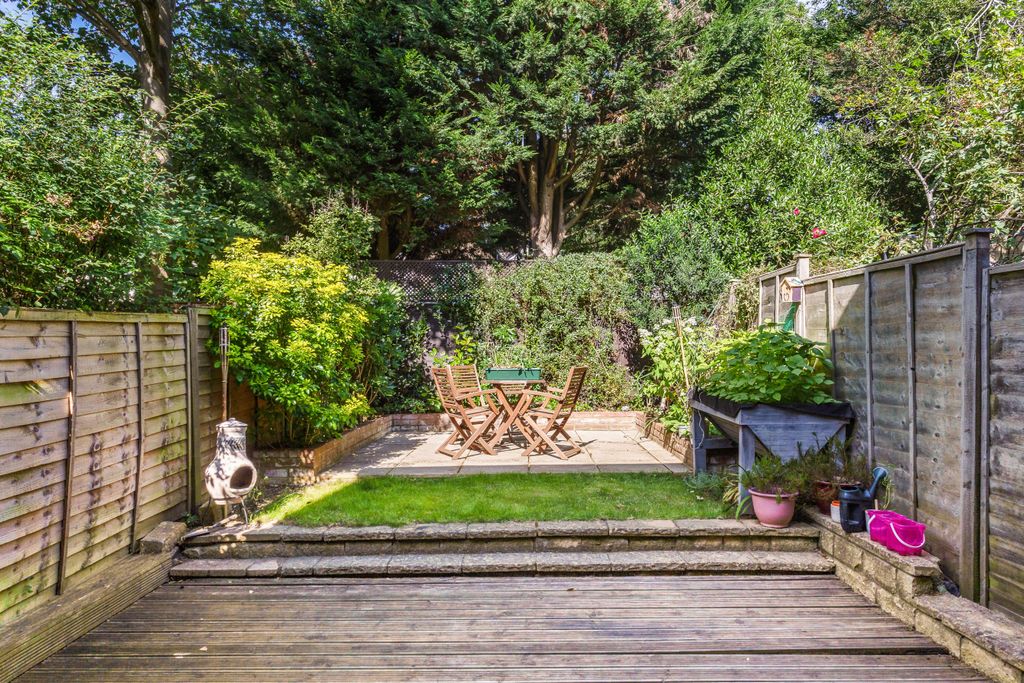 Property photo 2 of 7 83 Gainsborough Road