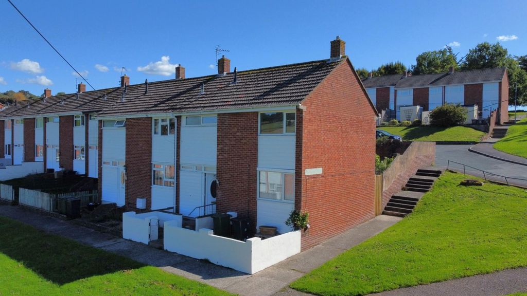 Property photo 1 of 11 37 Churchill Close