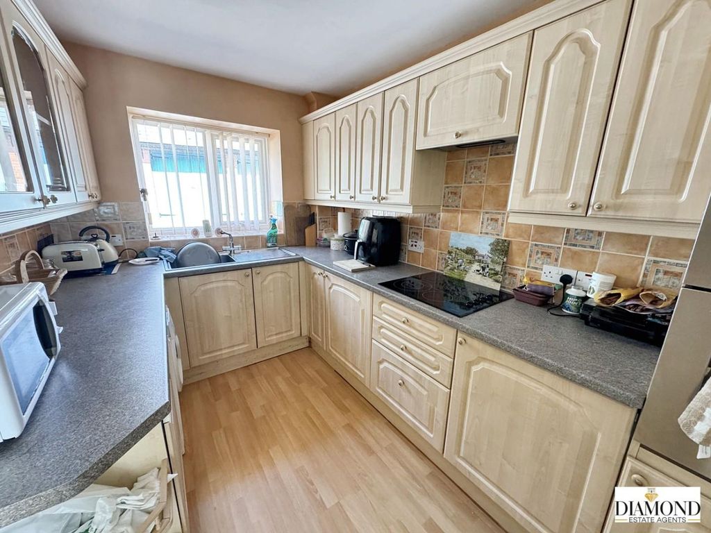 Property photo 2 of 10 Kitchen