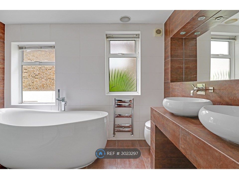 Property photo 3 of 11 Bathroom