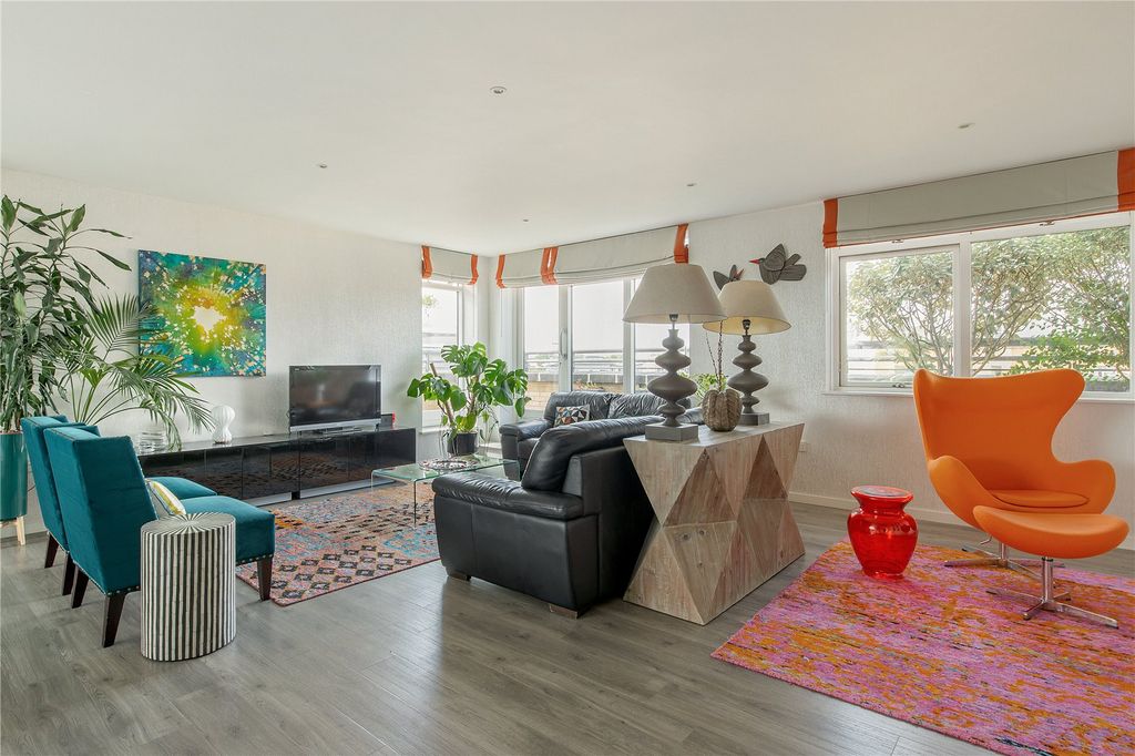 Property photo 2 of 17 Sitting Room