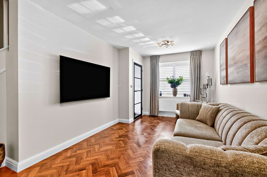 Property photo 2 of 23