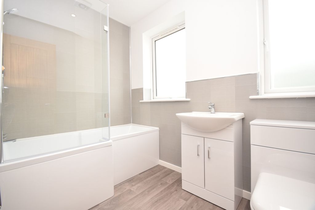 Property photo 2 of 6 Bathroom B