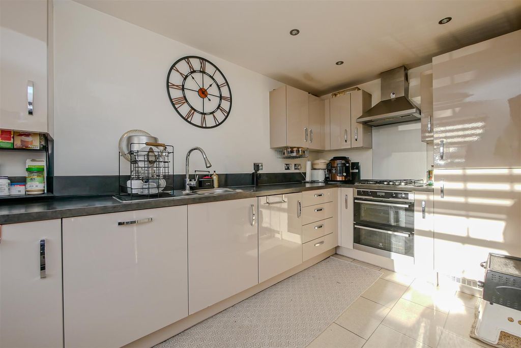 Property photo 3 of 12 Kitchen