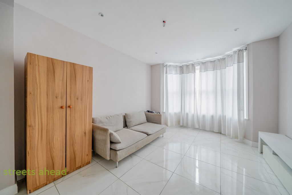 Property photo 2 of 17 1F0Fd31d-4A68-471...