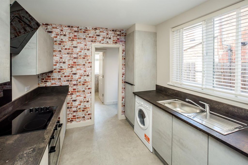 Property photo 3 of 14 Newlandave221-Kitchen1-1800.Jpg