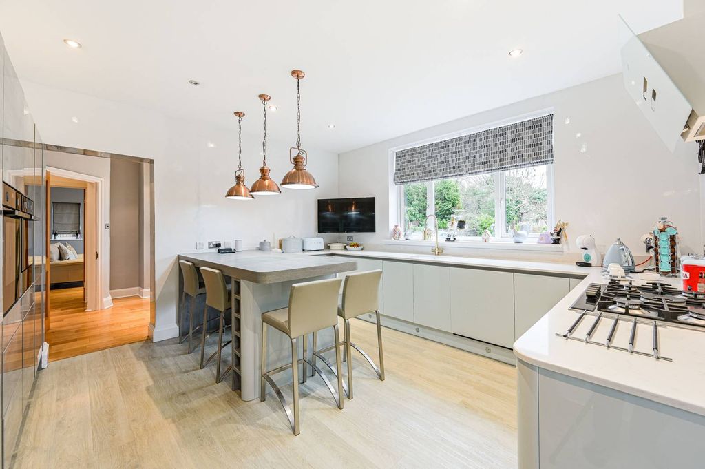 Property photo 1 of 24