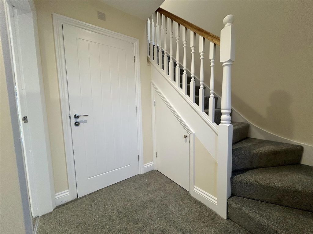 Property photo 2 of 16 Entrance Hallway