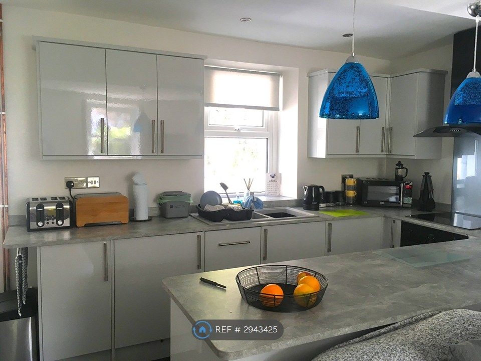 Property photo 3 of 10 Kitchen