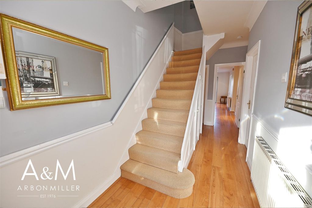 Property photo 3 of 23 Entrance Hall
