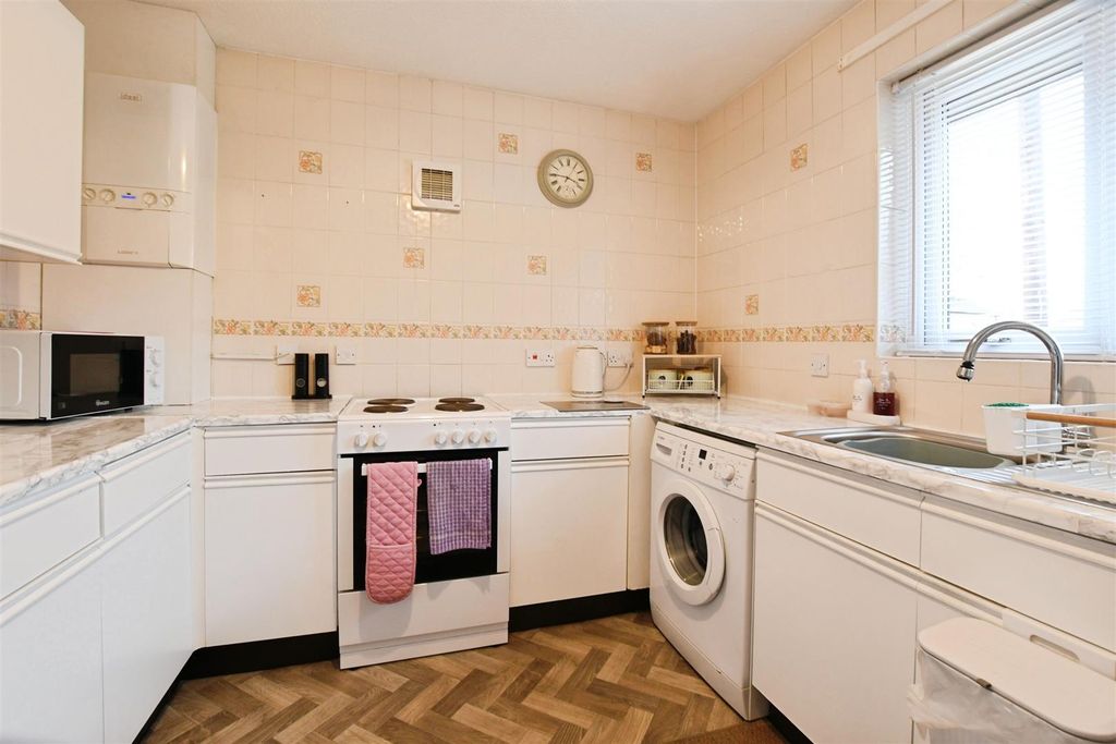 Property photo 3 of 11 Fitted Kitchen