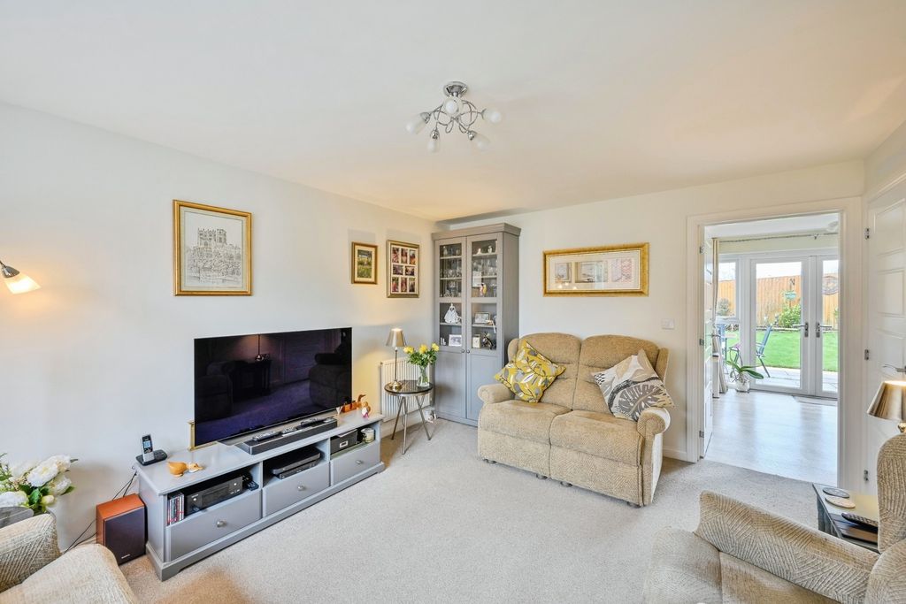 Property photo 2 of 12 Lounge